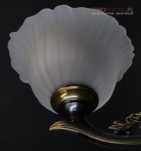 kinkiet z kloszem mlecznym falowana krawędź szkło