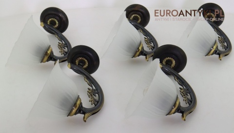 stary kinkiet mosiądzowy z ozdobnym ramieniem