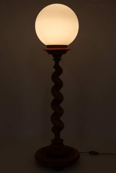 wysoka salomonowa lampa z drewna