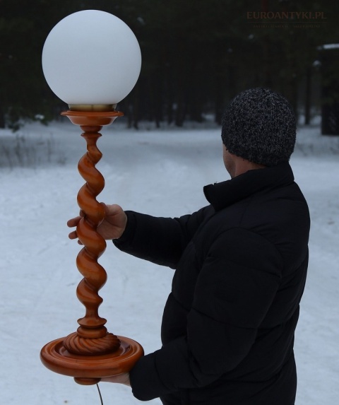 wysoka lampa retro z kloszem kula