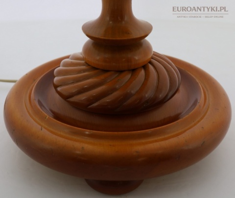 antyczna stabilna lampa drewniana na dużej podstawie