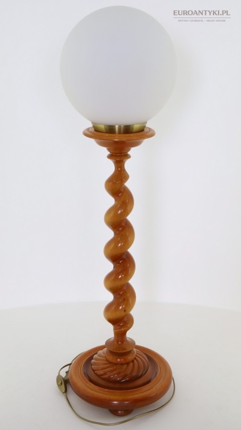 kolumna salomonowa w lampie vintage