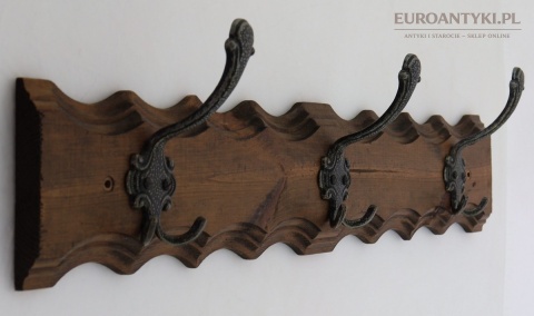 masywny wieszak na ubrania retro z drewna