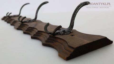 wieszak ścienny vintage z ozdobnymi hakami