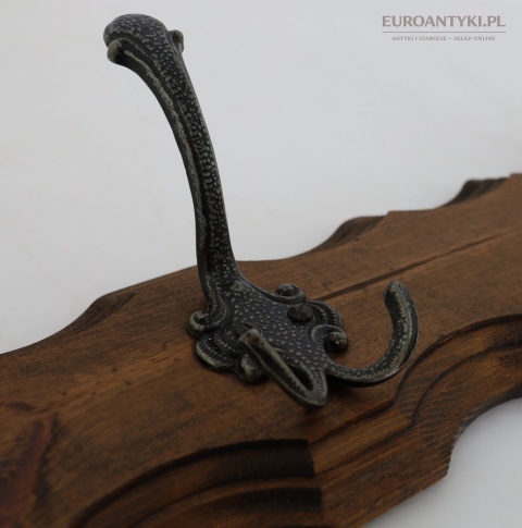wieszak drewniany z ozdobnymi haczykami