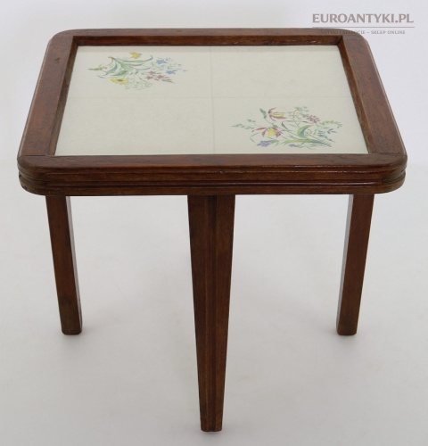 rustykalny malutki stoliczek z kaflem ceramicznym