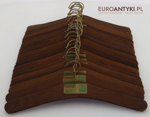 stylowe wieszaki retro w kolorze orzecha