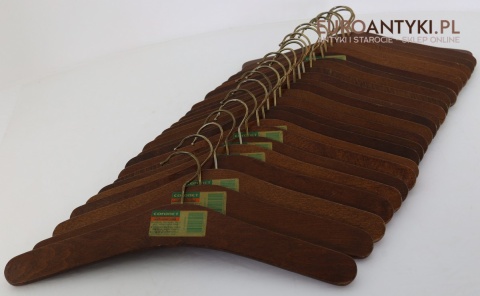 starodawne wieszaki z epoki do garderoby