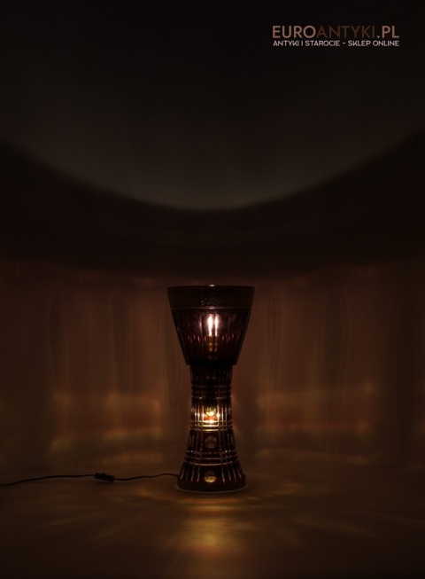 kryształowa lampa vintage z podświetlaną nogą