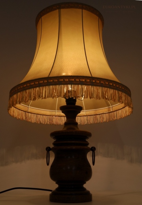 duża klasyczna lampa stołowa