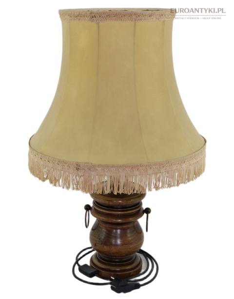duża antyczna lampa z abażurem
