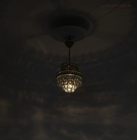 mały żyrandol z kryształowymi wisiorkami