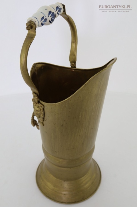 antyczny pojemnik mosiądz lwie główki z epoki