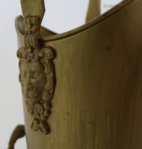 mosiężny pojemnik na drewno przy kominku retro