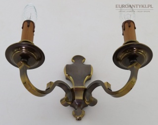 Antyczny kinkiet dwuramienny vintage – mosiądz, stylowe oświetlenie ścienne z epoki