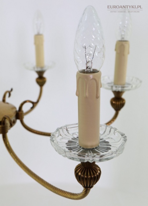 żyrandol z kryształowymi talerzykami