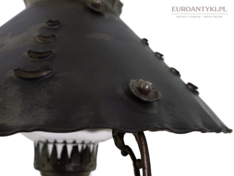 ciemna lampa metalowa z patyną