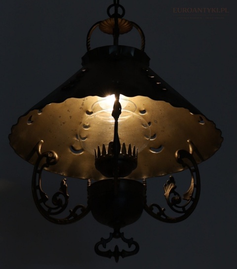 lampa z formą dawnej lampy naftowej