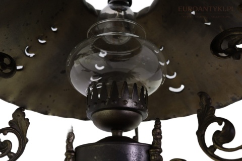 stara wisząca lampa rustykalna z kominem