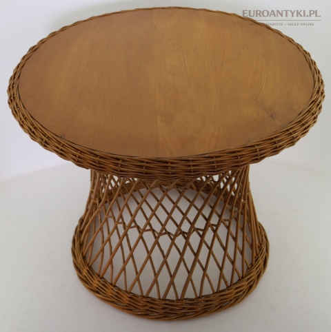 tarasowy stolik rattanowy vintage