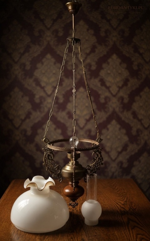 mosiężna lampa wisząca z drewnianym elementem