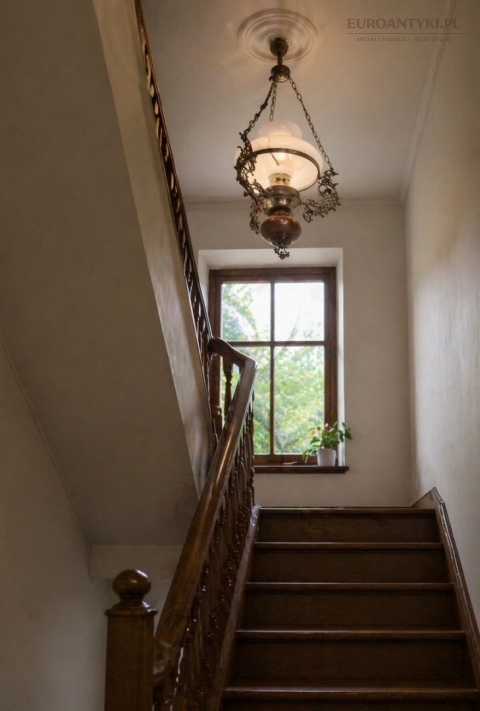 stara lampa z epoki z dekoracyjnym korpusem