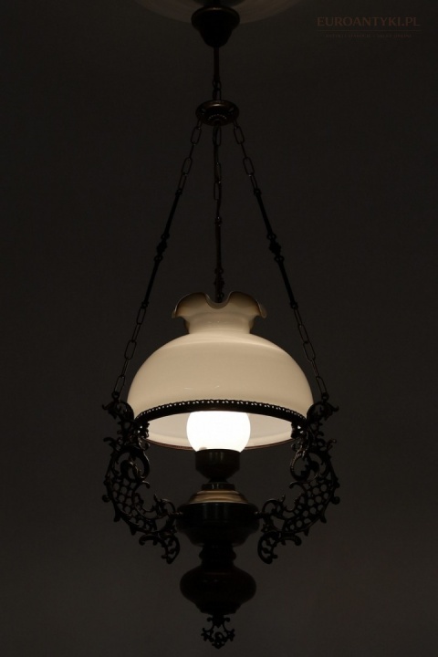 ozdobna lampa mosiężna z drewnem retro