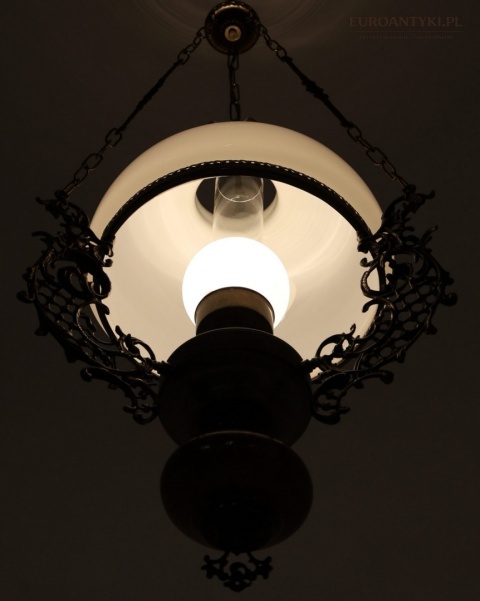 klasyczna lampa wisząca z drewna i mosiądzu