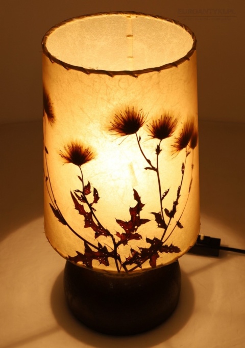 lampa vintage z naturalnym motywem roślin