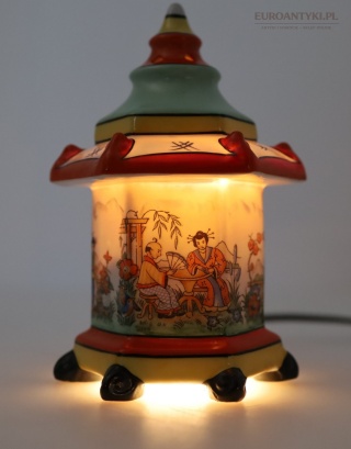 Antyczna lampka porcelanowa pagoda vintage – orientalny klimat Japonia, nastrojowe światło retro