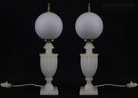marmurowe lampy zamkowe z mlecznym kloszem
