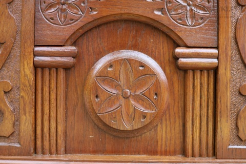 kufer vintage z rzeźbionym frontem