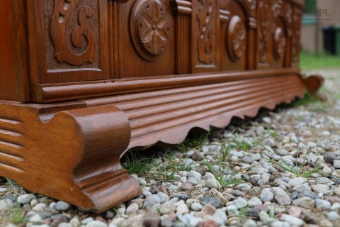 skrzynia z ludowym ornamentem rzeźbiarskim