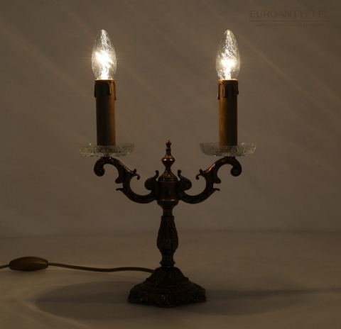 stylowe lampy mosiężne do salonu