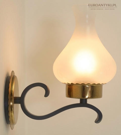 stara lampa ścienna ze szklanym kloszem