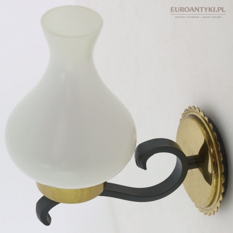 lampa ścienna z epoki modernizmu