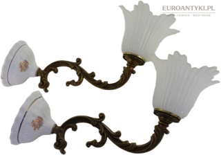 Urocze starodawne kinkiety z kloszami. Antyczne lampy ścienne.