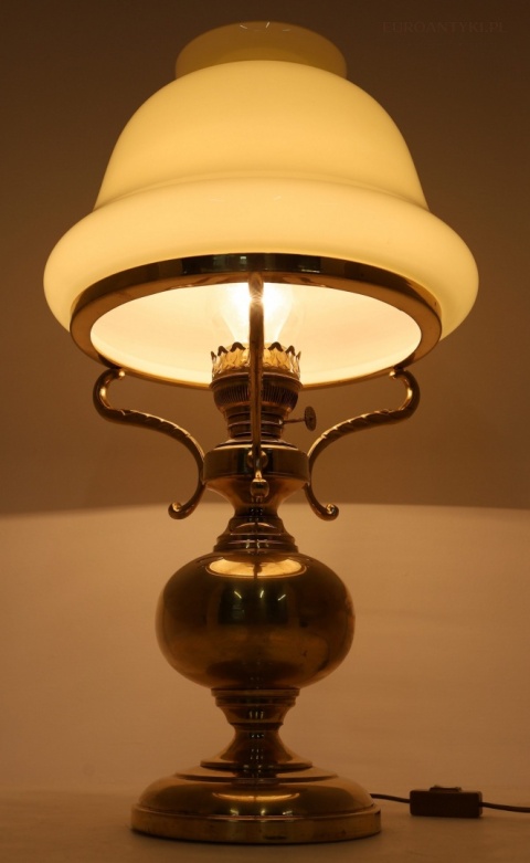 duża lampa stołowa do klasycznego gabinetu