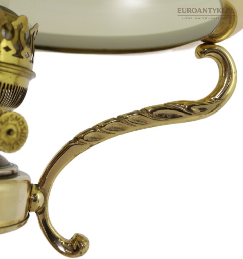 lampa stołowa z ozdobnymi mosiężnymi ramionami