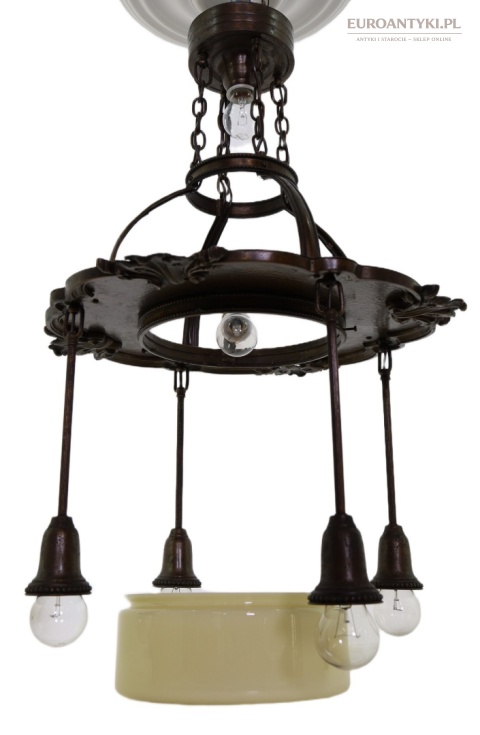 mosiężna lampa z czterema dolnymi żarówkami