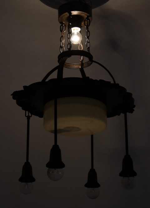 mosiężna lampa sufitowa aranżacja eleganckiej recepcji