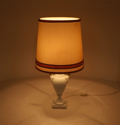 klasyczna lampa stołowa z dużym abażurem