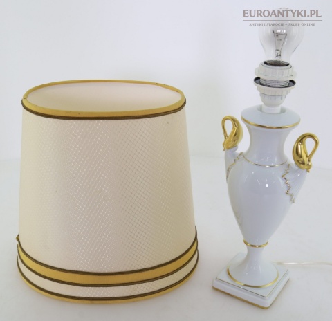 lampa vintage z abażurem w kolorze kremowym