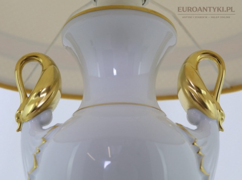 lampa stołowa z uchwytami w formie łabędzi