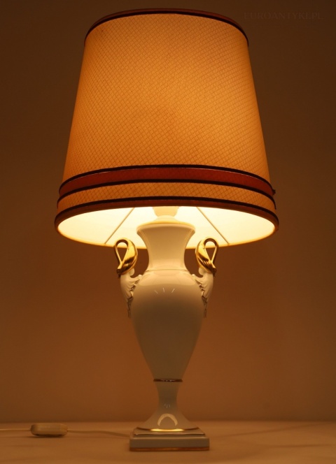duża elegancka lampa stołowa do eleganckiego salonu