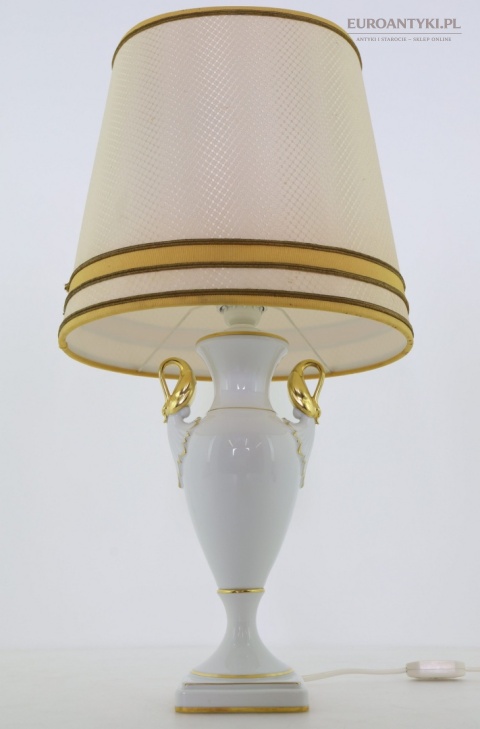 duża antyczna lampa stołowa do eleganckiego salonu