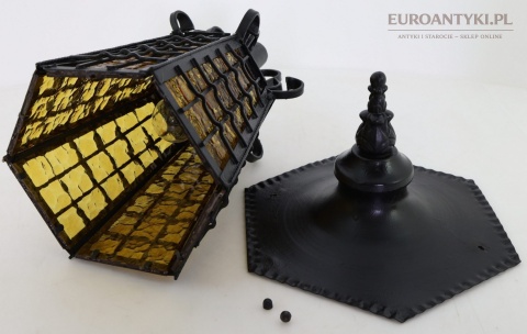 duża lampa zewnętrzna przy bramie