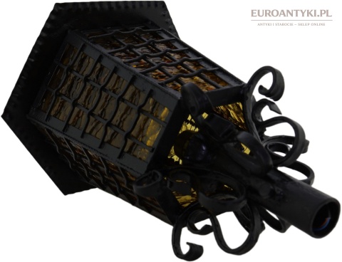 kuta lampa przy furtce z kutego metalu