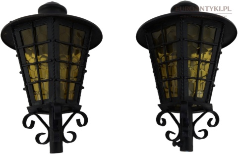 vintage lampa na słupek przy bramie