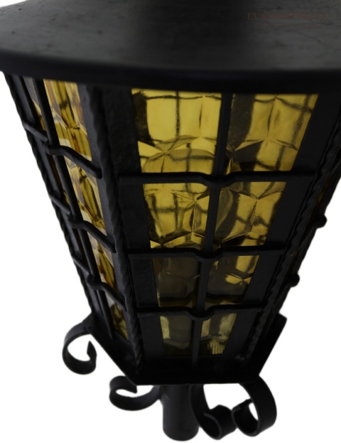 duża czarna kuta lampa zewnętrzna na słupek